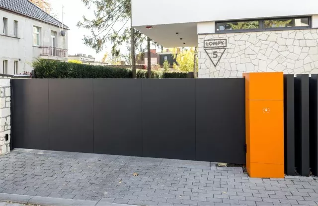 xogrodzenia_nowoczesne_zielona_gora_black_stripes_xcel_640x415_1.jpg.pagespeed.ic.zAeWjICQxa