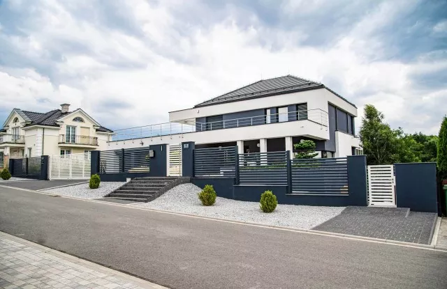 xwroclaw_-_nowoczesne_ogrodzenie_o_unikalnych_wlasciwosciach_7_640x415_1.jpg.pagespeed.ic.gNkwYNh4PA